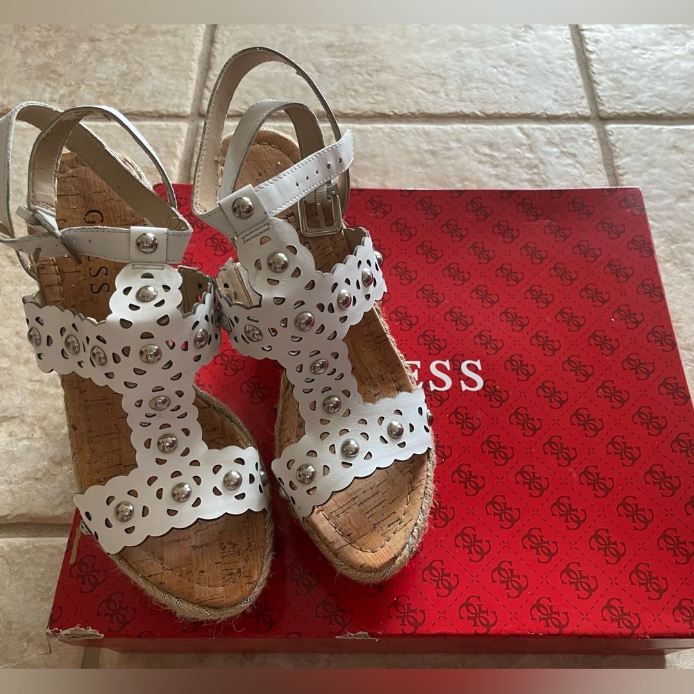 NEW GUESS “Macoya” Ladies White Leather Wedge Sandals. Size: 6.5